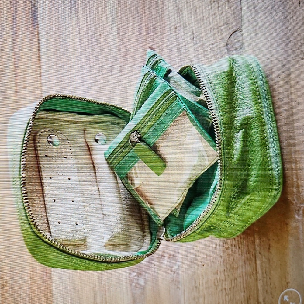 Green SUNDANCE Leather Jewelry Case - New In Box